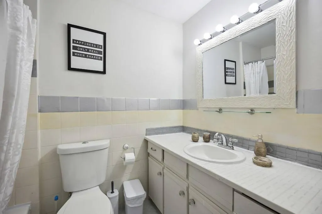 Lovely Bungalow In Briar-Hill Toronto 0*,